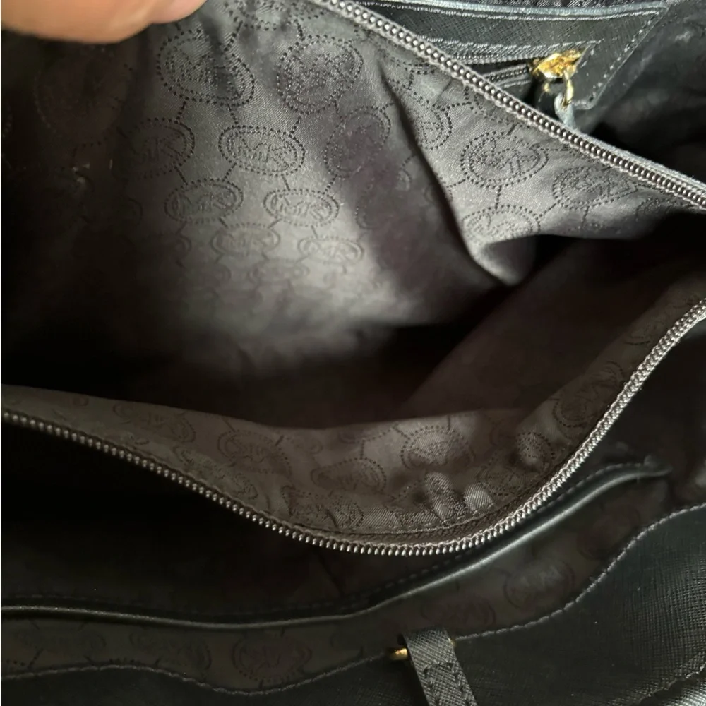 Large black Michael Kors tote bag with gold hardware EUC - Picture 7 of 9